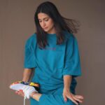 Aahana Kumra Instagram - Stretching myself for an awesome weekend!! 🎭💙🌌🦋🌀🥶🪁 #weekendvibes . . . . #friday #friyay #fridaynight #stretch #loveyourbody #aahanakumra Mumbai - मुंबई