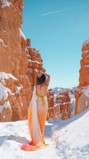 Aakriti Rana Instagram - Wearing saree in another country is so much fun! 
I shot this at Bryce Canyon National Park after trekking in extreme snow. So many people passed by while I was shooting this and ALL of them complimented the saree. A lot of them knew what I was wearing and that it’s called a saree ❤️

Also, loving how the place is complementing the colours of the saree. I got it for just Rs. 850 from Amazon in a hurry while leaving for this trip. COMMENT below if you want the LINK 😀

#aakritirana #saree #usa #brycecanyon #utah #indianwear #proudindian #outfitoftheday #rockyandranikipremkahani #aliabhatt #aliabhattsari #reelsindia