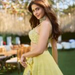 Aamna Sharif Instagram - Get out of ur head and get into your heart… Think less… feel more 💛