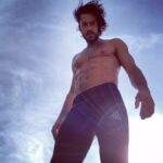 Aarón Díaz Instagram - Antes de que se pusieran de moda los workout tutorials, ya estábamos ahí 😉 Un recuerdito pa que no se olviden de papi😘 acá en 2020 en plena pandemia poniendo el desorden. Nada a cambiado… buen día a tod@s!