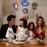 Aarón Díaz Instagram - Todo es más lindo en familia, todo es más rico en @elpegasosma 😉😘