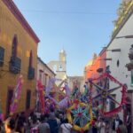 Aarón Díaz Instagram - Usos y costumbres desde la esquina de @elpegasosma en San Miguel de Allende… Que hermosas las tradiciones de esta mágica ciudad 🙌🏽