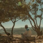 Aarón Díaz Instagram - En este episodio aprendimos que Los tarahumaras se llaman a sí mismos rarámuri, que significa corredores a pie; proviene de las raíces: rara (pie) y muri (correr). Habitan la parte de la Sierra Madre Occidental que atraviesa el estado de Chihuahua y el suroeste de Durango y Sonora. ¿Sabían eso? 🌵🇲🇽 México