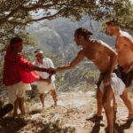 Aarón Díaz Instagram - En este episodio aprendimos que Los tarahumaras se llaman a sí mismos rarámuri, que significa corredores a pie; proviene de las raíces: rara (pie) y muri (correr). Habitan la parte de la Sierra Madre Occidental que atraviesa el estado de Chihuahua y el suroeste de Durango y Sonora. ¿Sabían eso? 🌵🇲🇽 México
