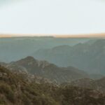 Aarón Díaz Instagram - En este episodio aprendimos que Los tarahumaras se llaman a sí mismos rarámuri, que significa corredores a pie; proviene de las raíces: rara (pie) y muri (correr). Habitan la parte de la Sierra Madre Occidental que atraviesa el estado de Chihuahua y el suroeste de Durango y Sonora. ¿Sabían eso? 🌵🇲🇽 México