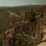 Aarón Díaz Instagram - En este episodio aprendimos que Los tarahumaras se llaman a sí mismos rarámuri, que significa corredores a pie; proviene de las raíces: rara (pie) y muri (correr). Habitan la parte de la Sierra Madre Occidental que atraviesa el estado de Chihuahua y el suroeste de Durango y Sonora. ¿Sabían eso? 🌵🇲🇽 México