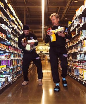 Aaron Paul Instagram - Shopping for essentials with this maniac is always a good time. Pick up some of our new gear at doshombres.com.
🥃🖤
#ItsMezcal

📷: @heretosaveyouall