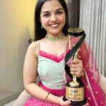 Aarya Ambekar Instagram - Received my 3rd @radiocityindia Cine Award yesterday..as Best Playback Singer Female, for the song “Kevdyacha Paan Tu”!! Ithe janatach judge aste! So thank you listeners for voting me!!🥹🙏🏻 and a huggeee thankyouu to dear @vijaynarayangavande dada for giving me this beautiful song, written by another fav @guruthakurofficial dada and sung with one and only @ajayatulofficial Ajay dada!! Outfit designed by : @fragrance_designs @paragjaysingpure Styled by : 🙋🏻‍♀️ PC - baba🥰 @rjshonali @radiocitymarathi