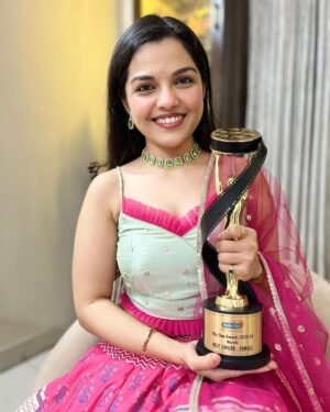 Aarya Ambekar Instagram - Received my 3rd @radiocityindia Cine Award yesterday..as Best Playback Singer Female, for the song “Kevdyacha Paan Tu”!! Ithe janatach judge aste! So thank you listeners for voting me!!🥹🙏🏻 and a huggeee thankyouu to dear @vijaynarayangavande dada for giving me this beautiful song, written by another fav @guruthakurofficial dada and sung with one and only @ajayatulofficial Ajay dada!!

Outfit designed by : @fragrance_designs @paragjaysingpure 
Styled by : 🙋🏻‍♀️
PC - baba🥰
@rjshonali @radiocitymarathi