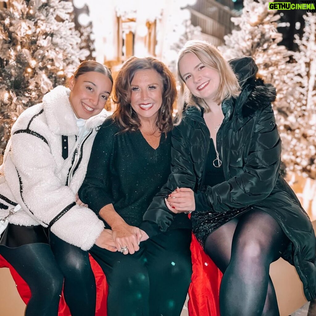 Abby Miller Instagram - Santa had a little Secret he shared the other night in Hudson Yards 🎅✨🤫 ~ what do you think it was?? Love having these girls here in the states with me for the holidays! ❤️❄️ #aldc #aldcalways #abbylee #abbyleemiller #dancemoms #abbyleedancecompany #leaveitonthedancefloor #madhouse #audc #newyorkcity #santassecret New York, New York