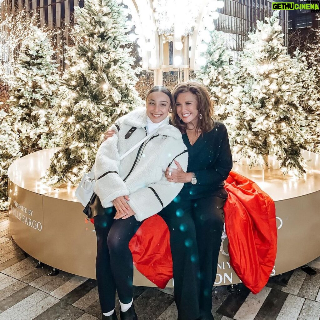 Abby Miller Instagram - Santa had a little Secret he shared the other night in Hudson Yards 🎅✨🤫 ~ what do you think it was?? Love having these girls here in the states with me for the holidays! ❤️❄️ #aldc #aldcalways #abbylee #abbyleemiller #dancemoms #abbyleedancecompany #leaveitonthedancefloor #madhouse #audc #newyorkcity #santassecret New York, New York