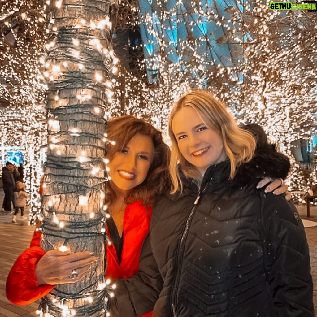 Abby Miller Instagram - Santa had a little Secret he shared the other night in Hudson Yards 🎅✨🤫 ~ what do you think it was?? Love having these girls here in the states with me for the holidays! ❤️❄️ #aldc #aldcalways #abbylee #abbyleemiller #dancemoms #abbyleedancecompany #leaveitonthedancefloor #madhouse #audc #newyorkcity #santassecret New York, New York