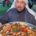 Abdel Aziz El Moslem Instagram - دياي على اليمر متك تك على طريقتي الخاصه مخيم السلام بصحبة الدكتور نبيل العون و اسامة القصار وكل احبائنا في الله من ابطال العمل الخيري معزومين على عدد 5 طبخات طباخ ايدنا ، طبخ متك تك. 👌 #طبخ #مطبخ #طبخات#شوي #دجاج #دجاج_على_الفحم #نبيل_العون #اسامه_القصار #عبدالعزيز_المسلم