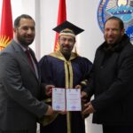 Abdel Aziz El Moslem Instagram - ‏بحمد الله تم منحي شهادة ‏«بروفيسور فخرية» من جامعة « أرابايف » الحكوميه العريقة في ⁧‫#جمهوريه_قرغيزستان‬⁩ ‏بحفل رسمي أكاديمي كبير صباح يوم الخميس ٢٥ يناير 2024 برعاية وحضور سعادة مستشار أمين عام الأمم المتحدة ورئيس الهيئة الخيريه الإسلاميه العالميه الدكتور⁧‫#عبدالله_المعتوق‬⁩ ، و المجلس الأكاديمي للجامعه، و رئيس مجلس #جمعية_السلام_للأعمال_الأنسانية_والخيرية الدكتور ⁧‫#نبيل_العون‬⁩ ، وذالك تقديرا لجهودي في تسخير الإعلام وتفعيل الدراما للقيم الاخلاقيه والأعمال الإنسانيه ، ومبادراتي في دعم العمل الإنساني في جمهورية قرغيزستان منذ اكتوبر من عام 2015 وإلي عام 2023 وبحمد الله رشحت من قبل 41 دكتور وموافقة رئيس وأعضاء مجلس الامناء الجامعه أهدي ⁧‫#شهادة‬⁩ ( ⁧‫#بروفيسور_فخرية‬⁩ )إلي حضرة ⁧‫#صاحب_السمو‬⁩ أمير دولة الكويت سمو الشيخ مشعل الأحمد الجابر الصباح الوالد القائد حفظه الله ورعاه ، ‏وإلي الشعب الكويتي الوفي ، وأصحاب الأيادي البيضاء والقائمين على العمل الإنساني ، ووالدي الاستاذ عبدالله المسلم ، وأسرتي الكريمه . ‏⁧‫#الكويت‬⁩‏ ‏⁧‫#سمو_أمير_دولة_الكويت‬⁩ ‏⁧‫#الديوان_الأميري‬⁩ ‏⁧‫#مجلس_الوزراء‬⁩ ‏⁧‫#عبدالعزيز_المسلم‬⁩ ‏⁧‫