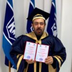 Abdel Aziz El Moslem Instagram - ‏بحمد الله تم منحي شهادة ‏«بروفيسور فخرية» من جامعة « أرابايف » الحكوميه العريقة في ⁧‫#جمهوريه_قرغيزستان‬⁩ ‏بحفل رسمي أكاديمي كبير صباح يوم الخميس ٢٥ يناير 2024 برعاية وحضور سعادة مستشار أمين عام الأمم المتحدة ورئيس الهيئة الخيريه الإسلاميه العالميه الدكتور⁧‫#عبدالله_المعتوق‬⁩ ، و المجلس الأكاديمي للجامعه، و رئيس مجلس #جمعية_السلام_للأعمال_الأنسانية_والخيرية الدكتور ⁧‫#نبيل_العون‬⁩ ، وذالك تقديرا لجهودي في تسخير الإعلام وتفعيل الدراما للقيم الاخلاقيه والأعمال الإنسانيه ، ومبادراتي في دعم العمل الإنساني في جمهورية قرغيزستان منذ اكتوبر من عام 2015 وإلي عام 2023 وبحمد الله رشحت من قبل 41 دكتور وموافقة رئيس وأعضاء مجلس الامناء الجامعه أهدي ⁧‫#شهادة‬⁩ ( ⁧‫#بروفيسور_فخرية‬⁩ )إلي حضرة ⁧‫#صاحب_السمو‬⁩ أمير دولة الكويت سمو الشيخ مشعل الأحمد الجابر الصباح الوالد القائد حفظه الله ورعاه ، ‏وإلي الشعب الكويتي الوفي ، وأصحاب الأيادي البيضاء والقائمين على العمل الإنساني ، ووالدي الاستاذ عبدالله المسلم ، وأسرتي الكريمه . ‏⁧‫#الكويت‬⁩‏ ‏⁧‫#سمو_أمير_دولة_الكويت‬⁩ ‏⁧‫#الديوان_الأميري‬⁩ ‏⁧‫#مجلس_الوزراء‬⁩ ‏⁧‫#عبدالعزيز_المسلم‬⁩ ‏⁧‫