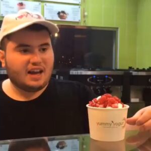 Abdullah Algafari Instagram - كيف الحلو ياكل حلو اجل 🍦 @yummyyogurtme