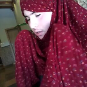 Abdullah Algafari Instagram - "سعودي مذرز يقدرون يسون اي شي وهم يصلون" 
اليوم اسولف على اللي بالسناب تشات 😂 عن اول الأشياء اللي نزلتها هذا قبل سنة ونص بالڤاين ماعرفتن هو اريو عبدالله! 😂