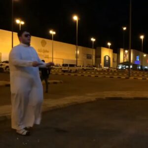 Abdullah Algafari Instagram - كيف تخلص من طابور الصرافة بسرعة 💀بغا يتوطاني😂😭
*مقطع قديم منزله قبل 41 اسبوع*