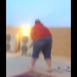 Abdullah Algafari Instagram - قبل امس جالس مع ماجد @majedalesa المهم فيه فار شطف واقوم اخذ نعال ابو حمدان 😂 وقلت بنتفه ويوسف يقول اقعد يارجال منتب جايبه لكن اثبتله 😂😂😂 الزبدة ماجد مدري شلون طرت له يصور كان حاس اني ذيب😂وركب عليها ذا 😂