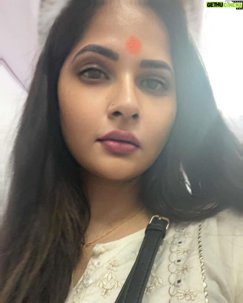 Abha Paul Instagram - #2024 ki shuruat Siddhivinayak Ganpati Ji ke darshan ke saath karne ka socha, lekin wahan itni bheed thi ki darshan nahi ho paye. Phir socha, kyun na Mahalakshmi ke darshan kar liye jaaye. Lekin wahan bhi lambi line thi, darshan nahi ho paye. Phir dil se bhagwan ka naam liya aur wapas Siddhivinayak gaye. Aur tab jaake darshan huye, dil khush ho gaya. Yeh hai meri 2024 ki shuruat ki kahani, bhagwan ke darshan ke saath. 🕉️ #harharmahadevॐ #ganpatibappamorya #jaimatadi #siddhivinayak #darshan #mahalaxmi Siddhivinayak Temple, Mumbai