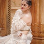 Abha Paul Instagram - Habibi 😜 #photooftheday @abhay_r_kirti #style @yadav.himani #hairstyle #makeupartist @ayesha_das_dowerah #management @teamaabhapaul #brand @aabhapaulclothing Thank you my team for this lovely shoot ♥️ everyone can see ur hard work 😓 @ayesha_das_dowerah u done my #hairandmakeup without AC with 40° temperature uffff and @yadav.himani u have done so many amazing things in on same time clicking pics and video and u carry my costumes also @abhay_r_kirti without water without food u also done ur best work This is call professional artist I just want to say thank you to my team. 🙏🏻 CBD Belapur