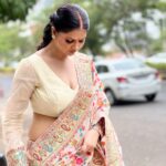 Abha Paul Instagram - Ethnic attires ❤️ 1: #saree #banarasisaree 2: #sindur #bhartiyaparampara Pics #credit @yadav.himani #style @yadav.himani #makeupartist @ayesha_das_dowerah #hairstyles @ayesha_das_dowerah CBD Belapur