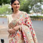 Abha Paul Instagram - Ethnic attires ❤️ 1: #saree #banarasisaree 2: #sindur #bhartiyaparampara Pics #credit @yadav.himani #style @yadav.himani #makeupartist @ayesha_das_dowerah #hairstyles @ayesha_das_dowerah CBD Belapur