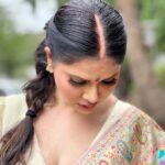 Abha Paul Instagram - Ethnic attires ❤️ 1: #saree #banarasisaree 2: #sindur #bhartiyaparampara Pics #credit @yadav.himani #style @yadav.himani #makeupartist @ayesha_das_dowerah #hairstyles @ayesha_das_dowerah CBD Belapur