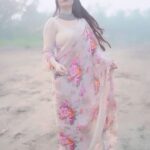 Abha Paul Instagram – बीच की रेत पर चलना, जैसे कि समय को अपनी उंगलियों से फिसलने देना। और हर कदम के साथ, अपने चिंताओं को समुंदर में बहा देना। 😊

#saree 
#instagram