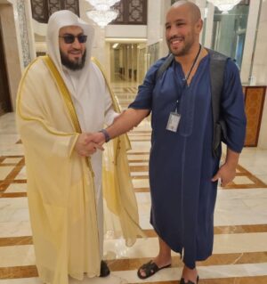 Abu Azaitar Instagram - انه لم دواعي  سروري ، لقائي بأئمة الحرم المكي الشريف 
فضلية الشيخ الدكتور /ياسر الدوسري وفضيلة الشيخ الدكتور/ بندر بليلة -حفظهم الله -
وأخذ صورة تذكارية معهم،
عسى ربنا سبحانه ان يجمعنا في الجنة كما جمعنا في الدنيا🤲🏼❤️