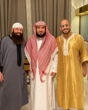 Abu Azaitar Instagram - لا تعليقَ على صورةٍ 
 بين وَلِدٍ تحت قدميه الجنة و وحمال قران في قسمات وجه نوريتلؤلؤ …من غيره  انه فضلية الشيخ الدكتور بندر بليلة 
احب الصاحين ولست منهم لعلي انال بهم شفاعه❣️🤲🏼#جمعة_طيبة #تبارك_الله #الحمدلله