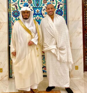 Abu Azaitar Instagram - انه لم دواعي  سروري ، لقائي بأئمة الحرم المكي الشريف 
فضلية الشيخ الدكتور /ياسر الدوسري وفضيلة الشيخ الدكتور/ بندر بليلة -حفظهم الله -
وأخذ صورة تذكارية معهم،
عسى ربنا سبحانه ان يجمعنا في الجنة كما جمعنا في الدنيا🤲🏼❤️