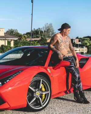 Achille Lauro Instagram - Ho cambiato macchina ma ho la stessa fame di quando in una macchina ci dormivo