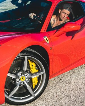 Achille Lauro Instagram - Ho cambiato macchina ma ho la stessa fame di quando in una macchina ci dormivo