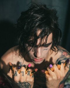 Achille Lauro Instagram - Questa notte l’ultimo bacio. @guccibeauty #adv