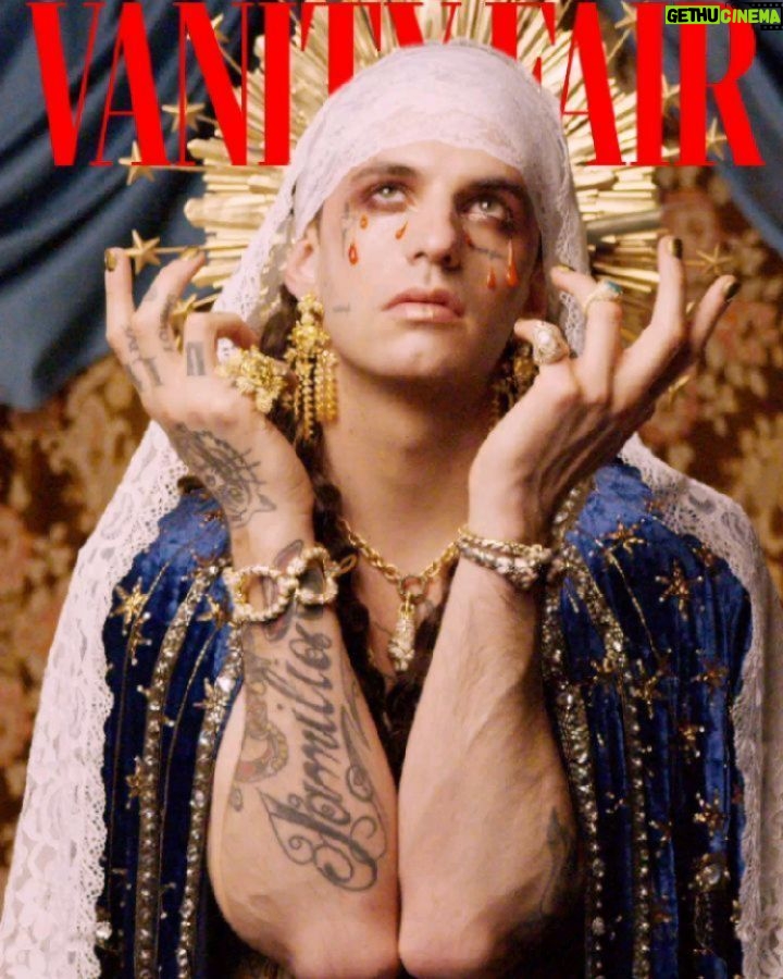 Achille Lauro Instagram - Sull'altare una slot Cristo è una donna Madonne sopra i muri Il mio Dio è in minigonna La mela dell'Eden Eva veste serpente La mela di Jobs Nasci già dipendente Ma a noi sta bene così GENERAZIONE X Cover Story @Vanityfair Thanks to @Simonemarchetti • Creative Director: @directedbyachillelauro Fotografia @LeandroEmede Abiti, @gucci. Gioielli «Hortus Deliciarum», Gucci High Jewelry Fashion editor @nickcerioni. Make-up @nikipinna e @maddalenabrandomakeup per Simone Belli Agency Using Gucci Beauty Hair @francescopegoretti per Simone Belli Agency. Manicure @gamaxofficial @marcella_caricato_ Hanno collaborato Salvatore Pezzella, Arianna Beachi, Michele Potenza. Assistenti fotografo Paolo Baccolo, Riccardo Andreaus. Produzione Sugarkane Studio. Producer Giulia Vercelli. @friendsandpartners Veronica Corno Ufficio stampa @goigest