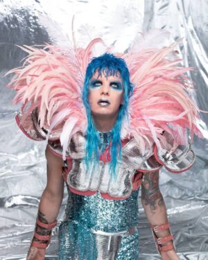Achille Lauro Instagram - • Creative Director: @directedbyachillelauro
Sono il Glam rock.
Sono un volto coperto dal trucco.
La lacrima che lo rovina. 
Il velo di mistero sulla vita. 
Sono la solitudine nascosta in un costume da palcoscenico. 
Sessualmente tutto.
Genericamente niente.
Esagerazione, teatralità, disinibizione.
Lusso e decadenza.
Peccato e peccatore,
Grazia e benedizione.
Un brano che diventa nudità. 
Sono gli artisti che si spogliano, 
E lasciano che chiunque 
Possa spiare nelle loro camere da letto e in tutte le stanze della psiche.
Esistere è essere.
Essere è diritto di ognuno.
Dio benedica chi è.

I am Glam rock.
I am a makeup covered face.
The tear which ruins it. 
The veil of the mistery of life. 
I am loneliness hidden by a stage costume. 
Sexually, everything.
Generically, nothing.
Over the top, theatrical, uninhibited.
Luxury and decadence.
Sin and sinner,
Grace and blessing.
A tune turning to nudity. 
It is artists who undress, 
And let anyone 
Spy into their bedrooms and all the rooms of their minds.
Existing is being.
Being is everyone's right.
God bless who is.

Costume Design: @alessandro_michele @gucci 

Co-creative Director: Nicolò Cerioni 

Fotografia: @LeandroEmede

@guccibeauty