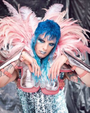 Achille Lauro Instagram - • Creative Director: @directedbyachillelauro
Sono il Glam rock.
Sono un volto coperto dal trucco.
La lacrima che lo rovina. 
Il velo di mistero sulla vita. 
Sono la solitudine nascosta in un costume da palcoscenico. 
Sessualmente tutto.
Genericamente niente.
Esagerazione, teatralità, disinibizione.
Lusso e decadenza.
Peccato e peccatore,
Grazia e benedizione.
Un brano che diventa nudità. 
Sono gli artisti che si spogliano, 
E lasciano che chiunque 
Possa spiare nelle loro camere da letto e in tutte le stanze della psiche.
Esistere è essere.
Essere è diritto di ognuno.
Dio benedica chi è.

I am Glam rock.
I am a makeup covered face.
The tear which ruins it. 
The veil of the mistery of life. 
I am loneliness hidden by a stage costume. 
Sexually, everything.
Generically, nothing.
Over the top, theatrical, uninhibited.
Luxury and decadence.
Sin and sinner,
Grace and blessing.
A tune turning to nudity. 
It is artists who undress, 
And let anyone 
Spy into their bedrooms and all the rooms of their minds.
Existing is being.
Being is everyone's right.
God bless who is.

Costume Design: @alessandro_michele @gucci 

Co-creative Director: Nicolò Cerioni 

Fotografia: @LeandroEmede

@guccibeauty
