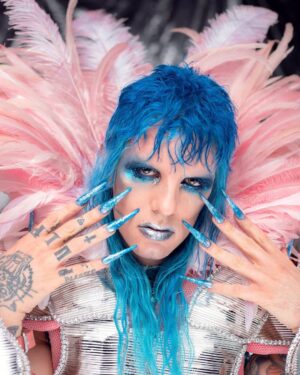 Achille Lauro Instagram - • Creative Director: @directedbyachillelauro
Sono il Glam rock.
Sono un volto coperto dal trucco.
La lacrima che lo rovina. 
Il velo di mistero sulla vita. 
Sono la solitudine nascosta in un costume da palcoscenico. 
Sessualmente tutto.
Genericamente niente.
Esagerazione, teatralità, disinibizione.
Lusso e decadenza.
Peccato e peccatore,
Grazia e benedizione.
Un brano che diventa nudità. 
Sono gli artisti che si spogliano, 
E lasciano che chiunque 
Possa spiare nelle loro camere da letto e in tutte le stanze della psiche.
Esistere è essere.
Essere è diritto di ognuno.
Dio benedica chi è.

I am Glam rock.
I am a makeup covered face.
The tear which ruins it. 
The veil of the mistery of life. 
I am loneliness hidden by a stage costume. 
Sexually, everything.
Generically, nothing.
Over the top, theatrical, uninhibited.
Luxury and decadence.
Sin and sinner,
Grace and blessing.
A tune turning to nudity. 
It is artists who undress, 
And let anyone 
Spy into their bedrooms and all the rooms of their minds.
Existing is being.
Being is everyone's right.
God bless who is.

Costume Design: @alessandro_michele @gucci 

Co-creative Director: Nicolò Cerioni 

Fotografia: @LeandroEmede

@guccibeauty