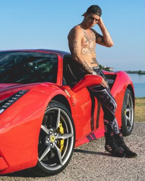 Achille Lauro Instagram - Ho cambiato macchina ma ho la stessa fame di quando in una macchina ci dormivo
