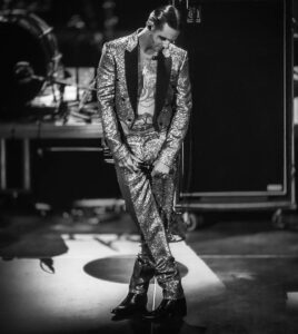 Achille Lauro Instagram - Questa sera sarebbe stata la prima assoluta del tour “Achille Idol Immortale”. Il nome era ispirato al mio primo album di successo, quel me che ha provato ad uccidermi e lo stesso che è riuscito a salvarmi. Ricordo la mia prima esibizione, bambini nella città di Dio. Un locale fatiscente preso in affitto a Roma, una giacca di pelle marrone. Ricordo le facce dei ragazzi che c’erano, di alcuni ricordo anche i nomi. Sembrano passate 3 vite ma per me siete stati sempre voi, anche quando eravamo in pochi. Oggi non potremo incontrarci, ma voglio ora, come mai, ringraziarvi tutti. Uso poco i social e tengo la mia vita distante. Il tempo vale troppo per noi comuni mortali. Cerco di dedicarlo a scrivere poesie, alla musica, a grandi ambizioni, ma oggi è il momento del grazie. Siete il mio vero successo e quello che abbiamo fatto lo abbiamo fatto insieme. I biglietti che avete acquistato per questo tour rimarranno validi per gli appuntamenti del 2021. Sto preparando qualcosa che vi lascerà a bocca aperta. Abbiate fiducia, abbiamo appena iniziato. Vi voglio bene, A presto. Lauro