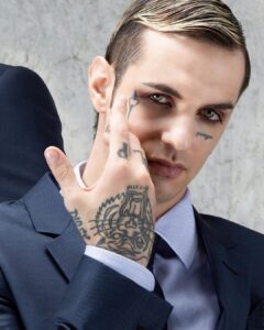 Achille Lauro Instagram - Ho firmato il piu importante contratto discografico degli ultimi 10 anni della musica in Italia. Dormivo su un materasso per terra, adesso scelgo in quale stanza passare la notte e con chi. Sto lavorando a 2 nuovi album. Con il primo ci divertiremo, con il successivo cambieremo la musica italiana. Elektra Records @warnermusicitaly