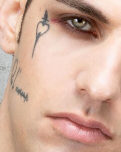 Achille Lauro Instagram - Ho firmato il piu importante contratto discografico degli ultimi 10 anni della musica in Italia. Dormivo su un materasso per terra, adesso scelgo in quale stanza passare la notte e con chi. Sto lavorando a 2 nuovi album. Con il primo ci divertiremo, con il successivo cambieremo la musica italiana. Elektra Records @warnermusicitaly