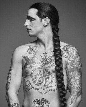 Achille Lauro Instagram - • Creative Director: @directedbyachillelauro
Sono il Rock 'N Roll.
Trasgressione che entra nelle case di mezza America.
Esplicito invito a lasciarsi andare.
Una vecchia chiesa indignata per il credo dell'irriverenza.
Nuovo tempio notturno del giovane e del proibito.
È tempo di gioco.
Demonio, divinità,
Jukebox tappezzati di chiodi.
Unione rituale con gli altri
In un solo corpo danzante.
Carne che chiede carne.
Uragano nei desideri sessuali,
Scossa nel perbenismo familiare,
Promessa di piacere.
Il sacro vincolo del godimento.
Godere è un obbligo.
Dio benedica chi gode.

I am Rock ‘n' Roll.
Transgressions entering houses all over America.
An explicit appeal to let yourself go.
An old church indignant over the irreverent beliefs.
A new night temple of youth and the forbidden.
It's time to play.
Demon, divinity,
Nail covered Juke Box.
Ritualised union with others
In a single, dancing body.
Meat asking for meat.
Hurricane of sexual desires,
Family respectability shocked. 
The promise of pleasure
The sacred bond of pleasures.
Pleasure is a duty. 
God blesses those who take pleasure.

Tributo a Mina, donna dal vero animo Rock 'N Roll, e all'iconica cover dell'album Rane Supreme del 1987.

Costume Design: @alessandro_michele @gucci 

Co-creative Director: Nicolò Cerioni 

Fotografia: @LeandroEmede

@guccibeauty