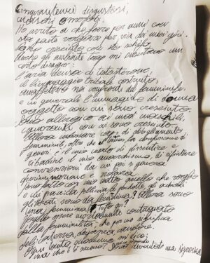 Achille Lauro Instagram - Sono stato anche io bambina.
“Cinquantenni disgustosi, maschi omofobi. Ho avuto a che fare per anni con ‘sta gente volgare per via dei miei giri. Sono cresciuto con ‘sto schifo.
L’aria densa di finto testosterone, il linguaggio tribale costruito, anaffettivo nei confronti del femminile e in generale l’immagine di donna oggetto con cui sono cresciuto.
Sono allergico ai modi maschili, ignoranti con cui sono cresciuto. Allora indossare capi di abbigliamento femminili, oltre che il trucco, la confusione di generi è il mio modo di dissentire e ribadire il mio anarchismo, di rifiutare le convenzioni da cui poi si genera discriminazione e violenza.

Sono fatto così mi metto quel che voglio e mi piace: la pelliccia, la pochette, gli occhiali glitterati sono da femmina? Allora sono una femmina.
Tutto qui? 
Io voglio essere mortalmente contagiato dalla femminilità, che per me significa delicatezza, eleganza, candore.
Ogni tanto qualcuno mi dice:
ma che ti è successo? 
Io rispondo: “_Sono diventato una signorina_”.
Lauro

• Creative Director: @directedbyachillelauro