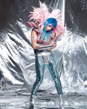 Achille Lauro Instagram - • Creative Director: @directedbyachillelauro
Sono il Glam rock.
Sono un volto coperto dal trucco.
La lacrima che lo rovina. 
Il velo di mistero sulla vita. 
Sono la solitudine nascosta in un costume da palcoscenico. 
Sessualmente tutto.
Genericamente niente.
Esagerazione, teatralità, disinibizione.
Lusso e decadenza.
Peccato e peccatore,
Grazia e benedizione.
Un brano che diventa nudità. 
Sono gli artisti che si spogliano, 
E lasciano che chiunque 
Possa spiare nelle loro camere da letto e in tutte le stanze della psiche.
Esistere è essere.
Essere è diritto di ognuno.
Dio benedica chi è.

I am Glam rock.
I am a makeup covered face.
The tear which ruins it. 
The veil of the mistery of life. 
I am loneliness hidden by a stage costume. 
Sexually, everything.
Generically, nothing.
Over the top, theatrical, uninhibited.
Luxury and decadence.
Sin and sinner,
Grace and blessing.
A tune turning to nudity. 
It is artists who undress, 
And let anyone 
Spy into their bedrooms and all the rooms of their minds.
Existing is being.
Being is everyone's right.
God bless who is.

Costume Design: @alessandro_michele @gucci 

Co-creative Director: Nicolò Cerioni 

Fotografia: @LeandroEmede

@guccibeauty