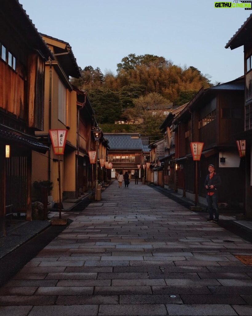 Achille Lauro Instagram - Cresciuto da pregiudicati. Convissuto con gli emarginati. La guerra piace solo a chi non la conosce. Non essere cattivo. Tokyo, Japan