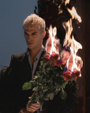 Achille Lauro Instagram - Che strano uomo sono io,
incapace di chiedere scusa,
perché confonde il perdono con la vergogna.

Che strano uomo sono io, 
che ti chiama pagliaccio 
perché pensa di dover combattere ciò che non riesce a raggiungere. 

Che strano uomo sono io,
capace solo di dire “sei bellissima” 
perché ancora ha paura di riconoscere il tuo valore.

Stasera, “per i tuoi occhi ancora”, 
Chiedo scusa 
e vado via.

Lauro
@loredanaberteofficial