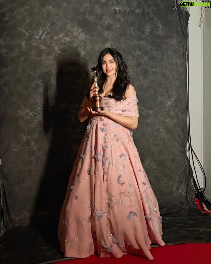 Adah Sharma Instagram - And the Best Actress Critics award goes to - the Audience ♥️♥️♥️♥️♥️ thank you @iconicgoldaward #TheKeralaStory