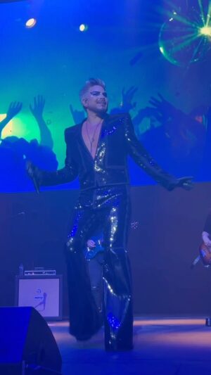 Adam Lambert Instagram - Sometimes you just have to give the people what they want. 
The Muffin Man, live from Royal Albert Hall 🎭

📹@josephsinclair